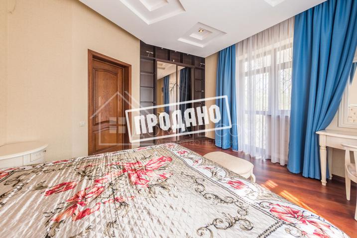 Элитный трехэтажный особняк №19