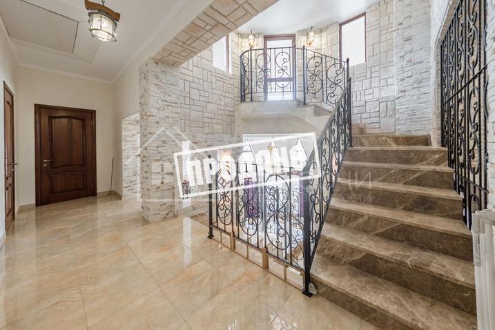 Элитный трехэтажный особняк №15