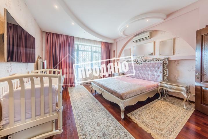 Элитный трехэтажный особняк №8