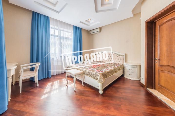 Элитный трехэтажный особняк №18