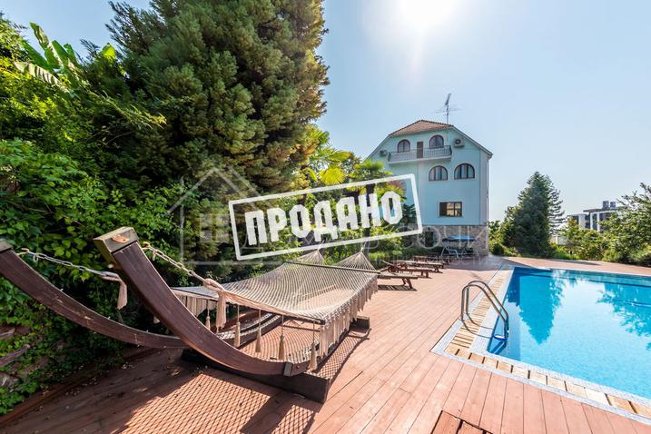 Усадьба с бассейном у моря №9