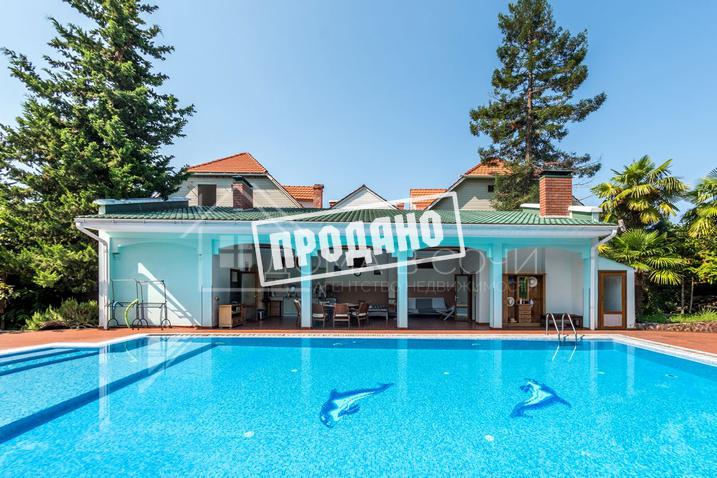 Усадьба с бассейном у моря №1