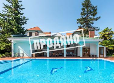 Усадьба с бассейном у моря №1