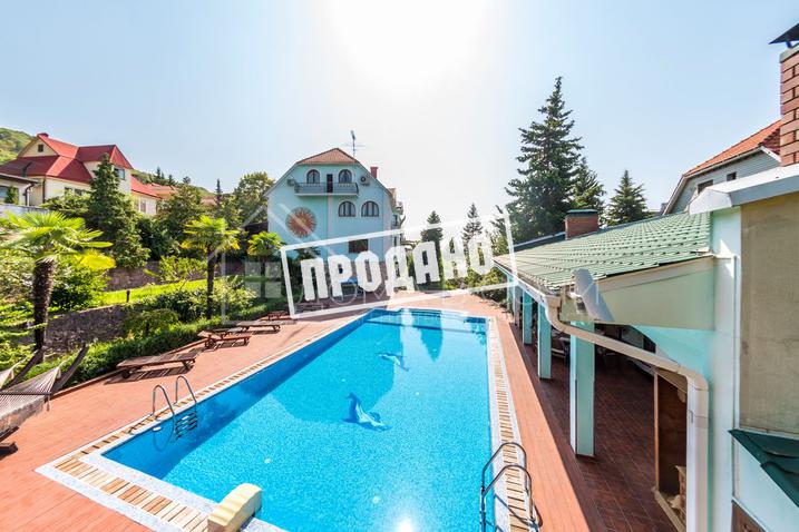 Усадьба с бассейном у моря №15