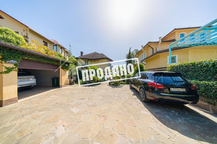 Два больших современных дома на общем участке №44