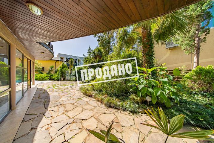 Два больших современных дома на общем участке №31