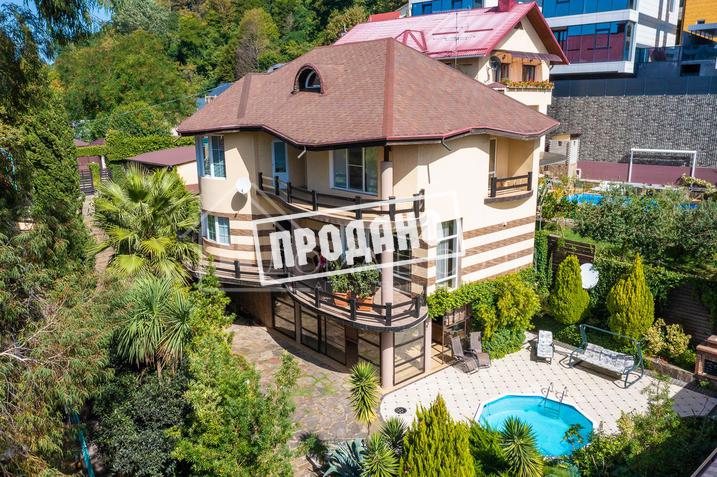 Два больших современных дома на общем участке №1