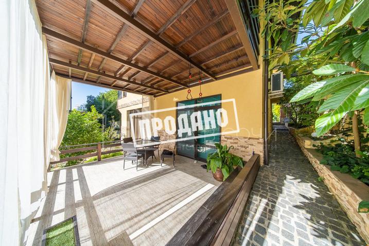 Два больших современных дома на общем участке №35