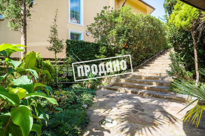 Два больших современных дома на общем участке №42