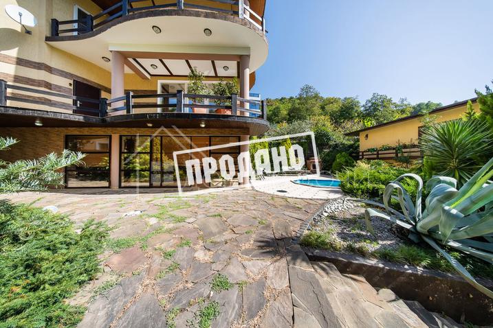 Два больших современных дома на общем участке №32