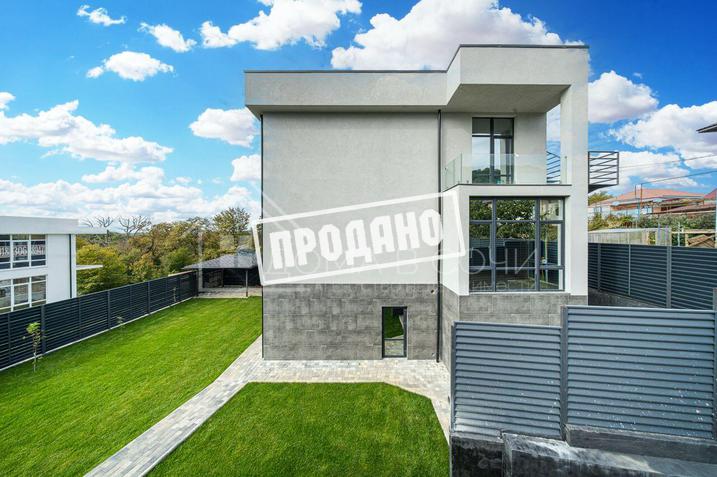 Современный дом в уютном месте №11