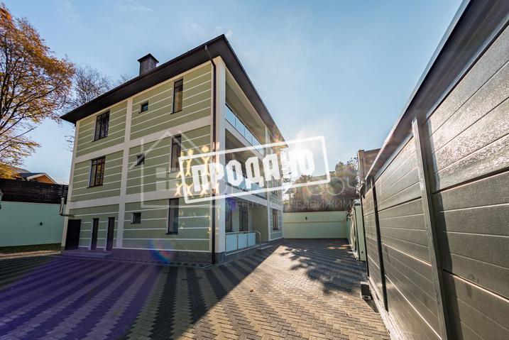 Современный коттедж с бассейном №10