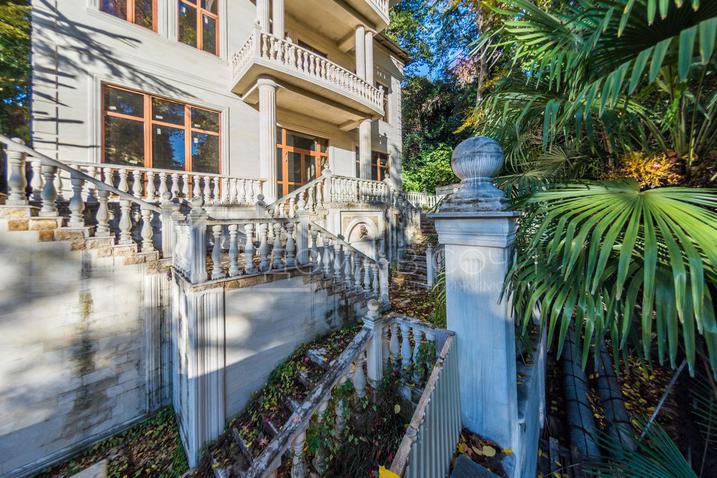 Дом с отделкой из дагестанского камня у санатория Орджоникидзе №9