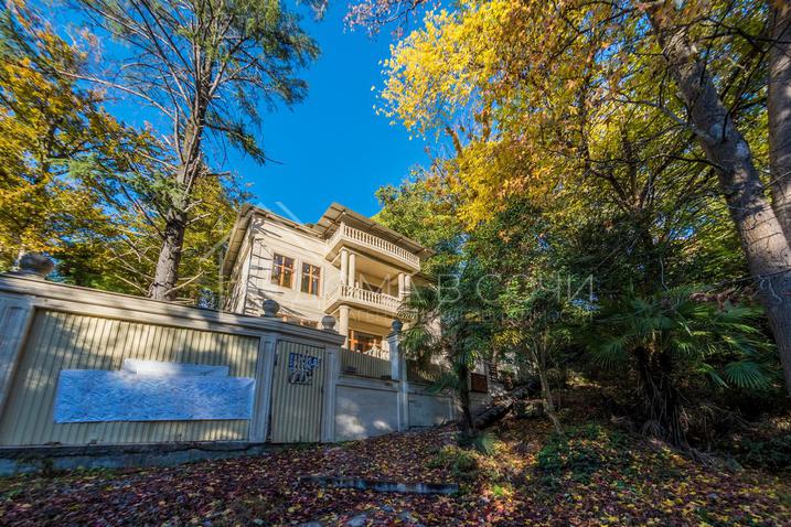 Дом с отделкой из дагестанского камня у санатория Орджоникидзе №7