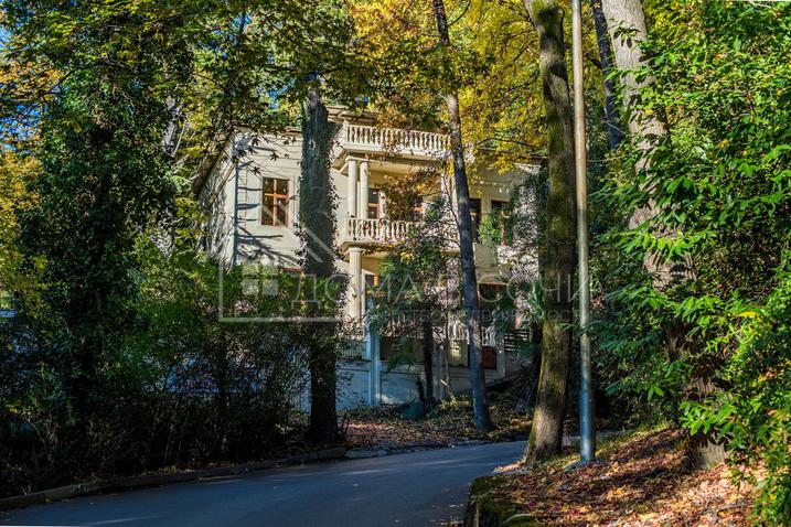 Дом с отделкой из дагестанского камня у санатория Орджоникидзе №11