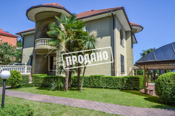 Дом в классическом стиле у санатория Золотой колосс №1