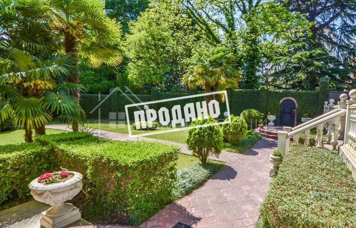 Дом в классическом стиле у санатория Золотой колосс №9