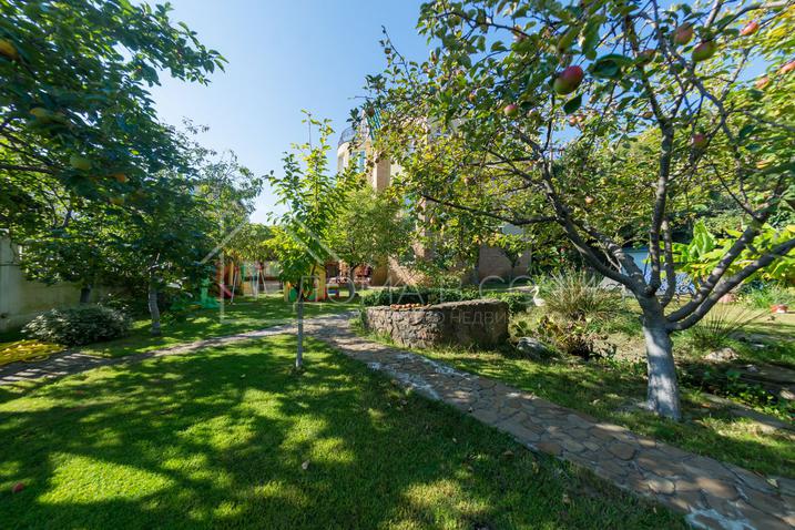 Красивый дом с парковой территорией №2