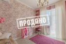 Красивый дом напротив парусного центра