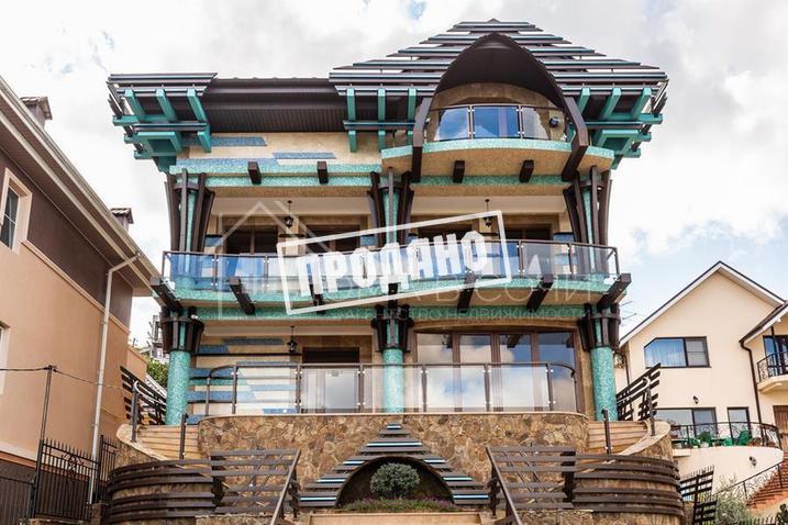 Новый коттедж с отделкой из молодого мрамора №1