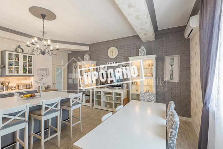 Красивый дом напротив парусного центра №17