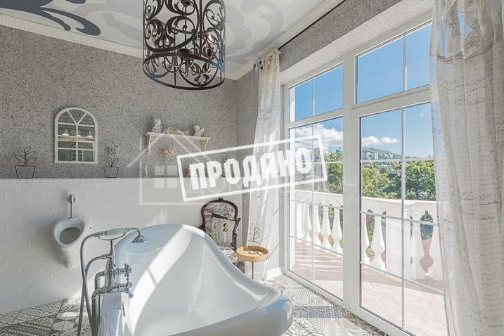 Красивый дом напротив парусного центра №44