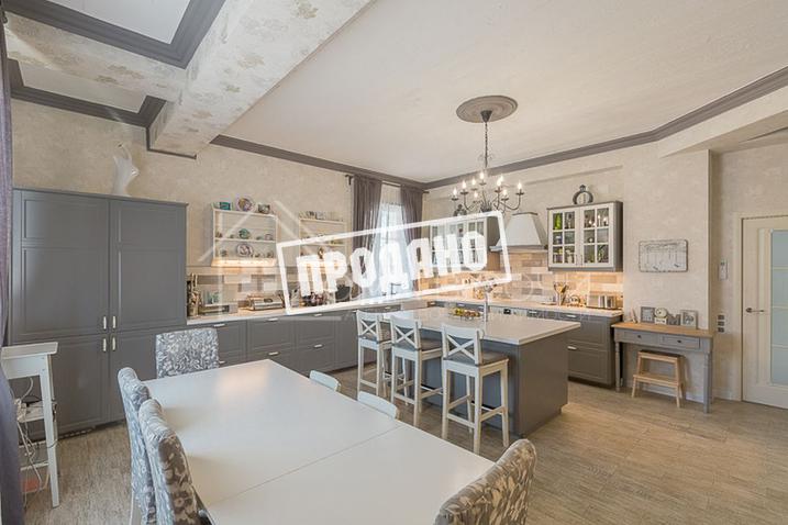 Красивый дом напротив парусного центра №21