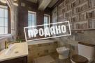 Красивый дом напротив парусного центра