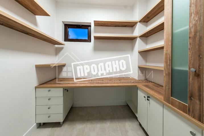 Современный дом с бассейном №4