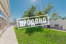 Красивый дом напротив парусного центра
