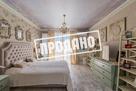 Красивый дом напротив парусного центра