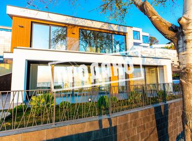 Современный дом с бассейном №4