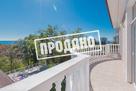 Красивый дом напротив парусного центра