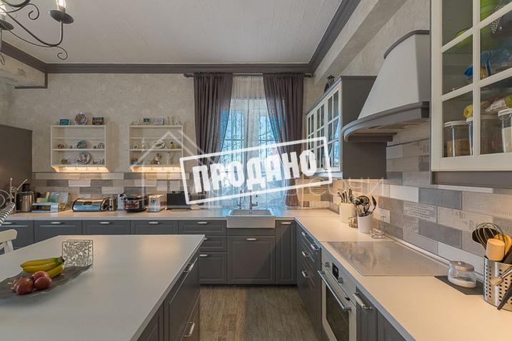 Красивый дом напротив парусного центра №15