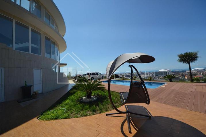 Современный дом с видом на море №5