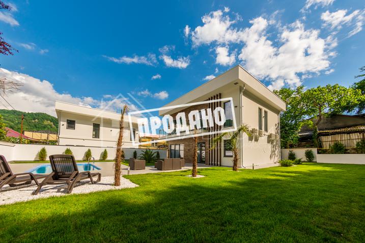 Дом с бассейном в центральном Районе №2