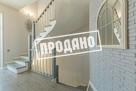 Красивый дом напротив парусного центра