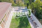 Красивый дом напротив парусного центра