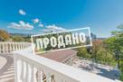 Красивый дом напротив парусного центра