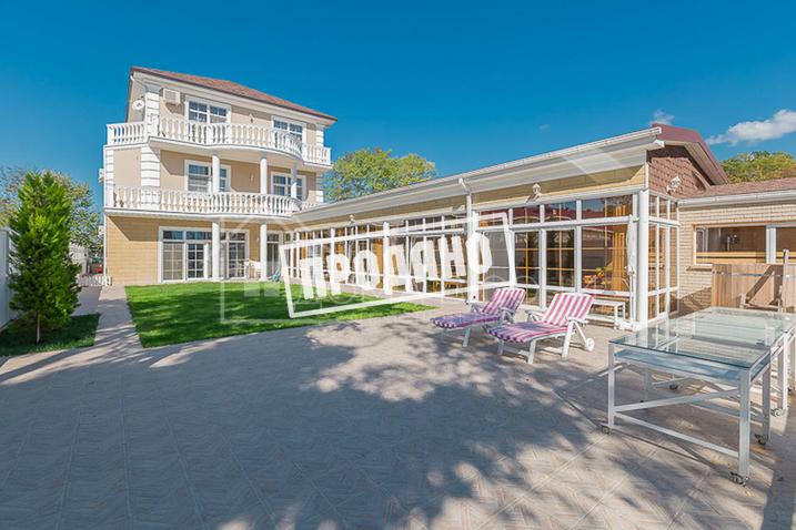 Красивый дом напротив парусного центра №52