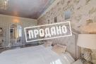 Красивый дом напротив парусного центра