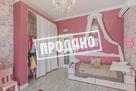 Красивый дом напротив парусного центра