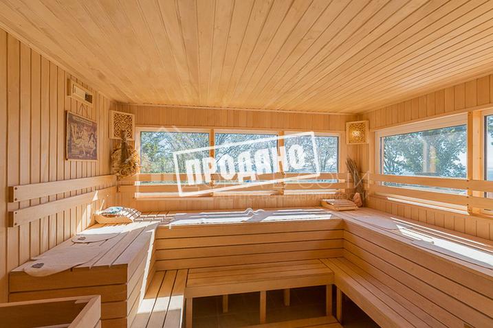 Красивый дом напротив парусного центра №51