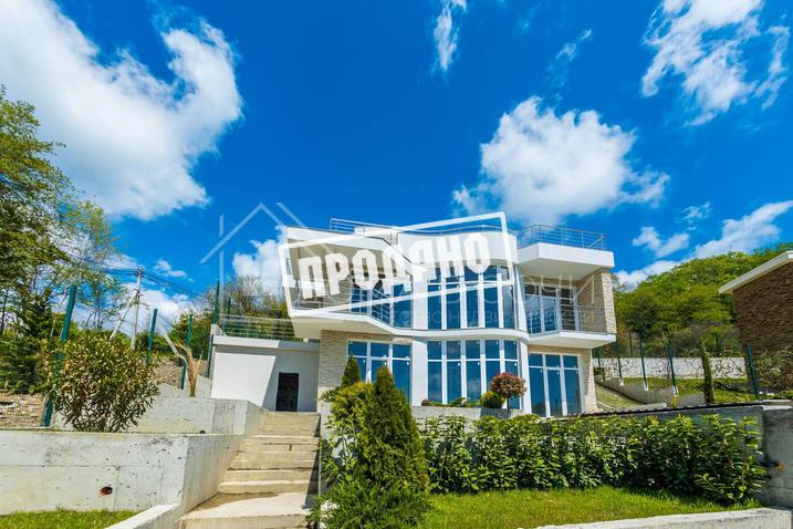 Новый коттедж в современном стиле и видом на море №1