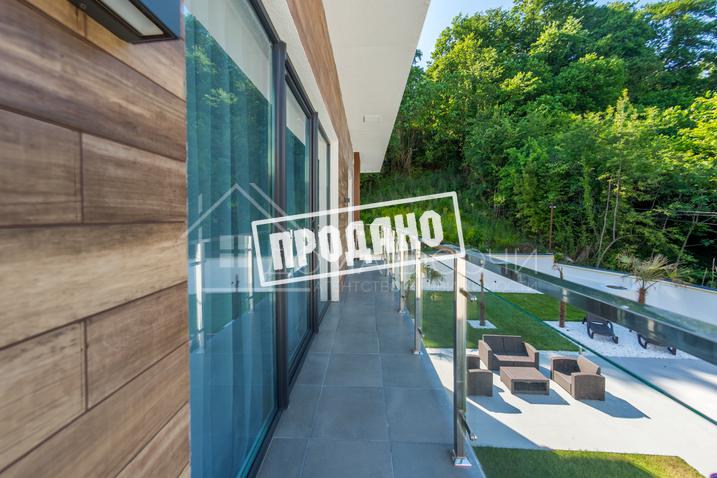 Дом с бассейном в центральном Районе №15