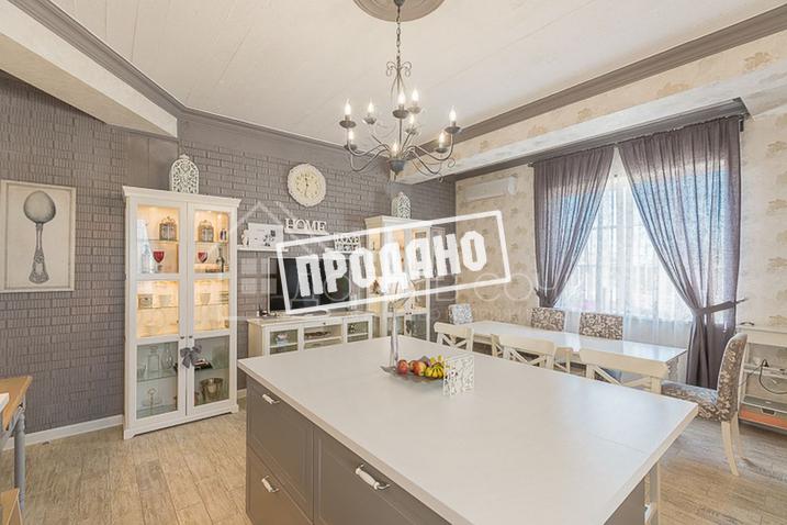 Красивый дом напротив парусного центра №20