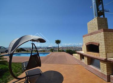 Современный дом с видом на море №4