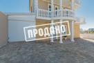 Красивый дом напротив парусного центра
