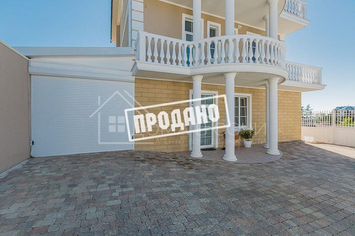 Красивый дом напротив парусного центра №57