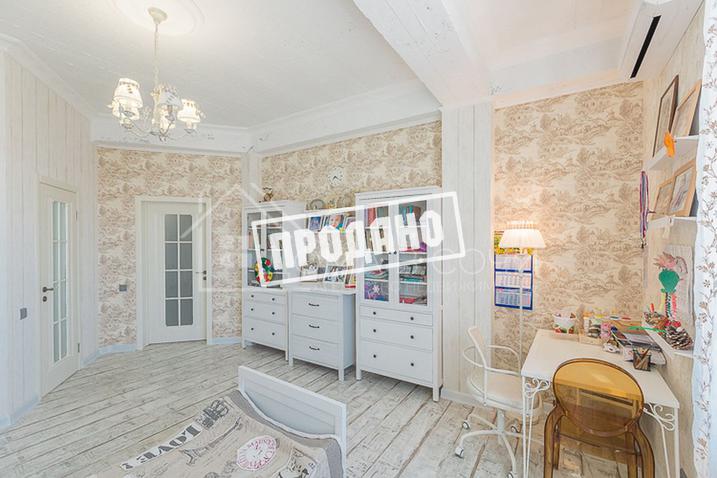 Красивый дом напротив парусного центра №25